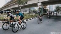 Para road bikers bisa melaju di ruas jalan hingga pukul 06.30 WIB.