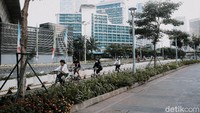 Setelah pukul 06.30 WIB, petugas akan mengarahkan para pesepeda ke jalur sepeda yang sudah disiapkan.