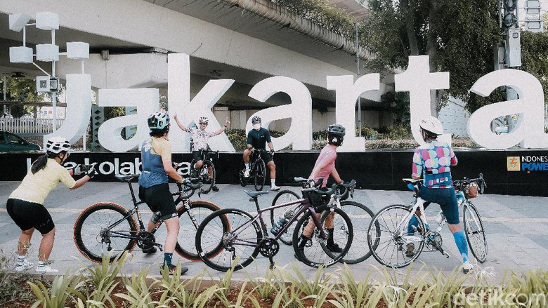 Sejumlah masyarakat beraktifitas bersepeda di kawasan Sudirman, Jakarta, Sabtu (16/10/2021). Polda Metro Jaya telah mengizinkan aktivitas olahraga bersepeda (bike to sport) melintasi jalan umum di Jakarta mulai Sabtu (16/10) dengan tetap mengedepankan protokol kesehatan.