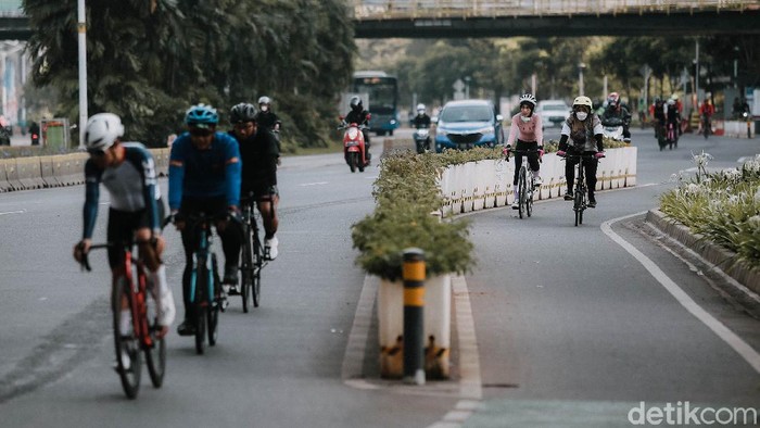 Asyik... Road Bikers Boleh Gowes Lagi di Jalanan Jakarta Sejumlah masyarakat beraktifitas bersepeda di kawasan Sudirman, Jakarta, Sabtu (16/10/2021). Polda Metro Jaya telah mengizinkan aktivitas olahraga bersepeda (bike to sport) melintasi jalan umum di Jakarta mulai Sabtu (16/10) dengan tetap mengedepankan protokol kesehatan.