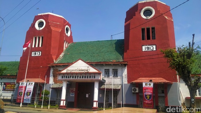 Bangunan kuno berupa menara kembar di Kota Pekalongan, Sabtu (16/10/2021).