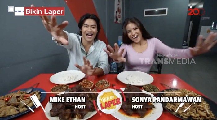 Bikin Laper! Mike Ethan Melahap Rendang Bebek yang Gurih Berempah