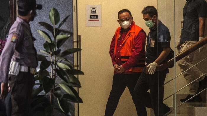 KPK menetapkan Bupati Musi Banyuasin Dodi Reza Alex Noerdin menjadi tersangka suap berkaitan dengan suap pengadaan barang dan jasa infrastruktur. Dodi langsung ditahan di rutan KPK.
