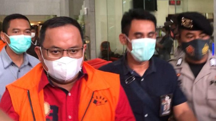 KPK menetapkan Bupati Musi Banyuasin (Muba) Dodi Reza Alex Noerdin sebagai tersangka kasus dugaan suap pengadaan barang dan jasa proyek infrastruktur. Usai KPK melakukan penahanan, Dodi Alex irit bicara saat keluar gedung KPK.