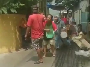 Viral Emak-emak Lawan Preman Pakai Panci di Jakbar, Begini Kejadiannya