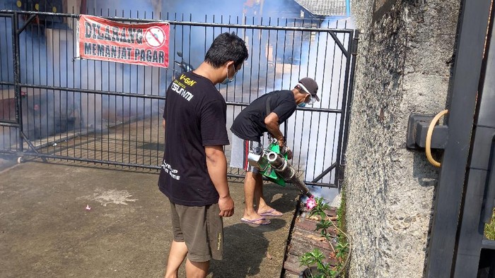 Fooging dilakukan oleh warga perumahan BSI Sawangan untuk membunuh nyamuk aedes aegypti.