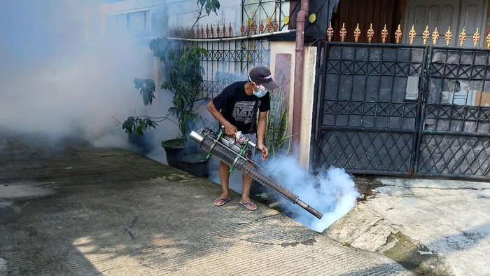 Fooging dilakukan oleh warga perumahan BSI Sawangan untuk membunuh nyamuk aedes aegypti.