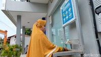 Nasabah yang hendak masuk ke kantor cabang sebelumnya diwajibkan untuk mencuci tangan.