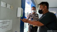 Nasabah juga bisa memanfaatkan fasilitas hand sanitizer di dalam bank.