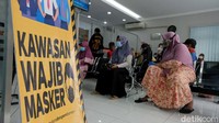 Para nasabah juga wajib menggunakan masker di dalam bank.
