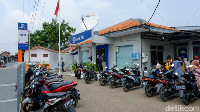 Geliat Aktivitas Kantor BRI Gempolsewu Kendal Saat Pandemi Bank BRI tetap beroperasi di tengah pandemi COVID-19. Guna mencegah COVID, aktivitas di kantor BRI Desa Gempolsewu, Kabupaten Kendal menerapkan prokes ketat.