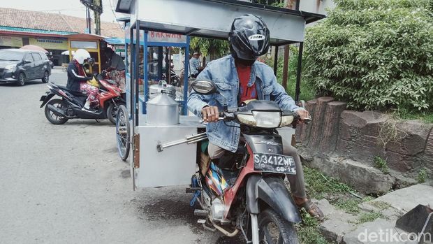 Heri Purnomo (33) warga Klaten semangat jualan burjo motoran meski kondisi fisiknya hanya satu kaki, Kamis (14/10/2021).