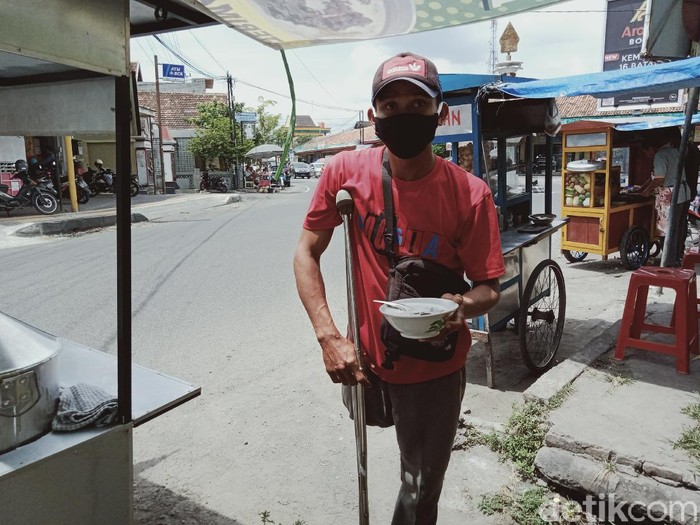 Heri Purnomo (33) warga Klaten semangat jualan burjo motoran meski kondisi fisiknya hanya satu kaki, Kamis (14/10/2021).