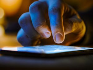 Sering Main Gadget Lebih dari 5 Jam per Hari? Penemu HP Beri Pesan Ini