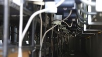 Server komputer ini terdiri dari 300 prosesor yang mencetak uang bitcoin. Istilah populernya menambang uang kripto.