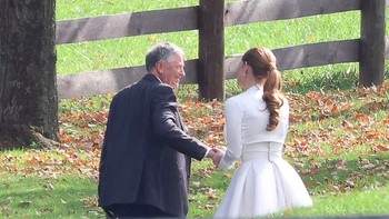 Bill Gates latihan mengantar putri sulungnya berjalan ke altar untuk menikah dengan kekasihnya Nayel Nassar. Foto: Daily Mail