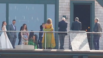 Pada foto ini tampak Melinda dan Bill Gates berdiri berjauhan. Namun hal itu tak menghalangi keluarga ini bergembira dan bercengkrama di balkon. Foto: Daily Mail