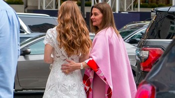 Baik calon pengantin maupun ibundanya tampak anggun masing-masing mengenakan gaun lace putih dan pink. Foto: Daily Mail