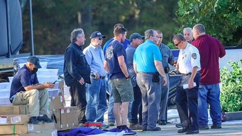 Tim wedding organizer juga termasuk pejabat keamanan publik yang terlihat di lokasi, mengecek persiapan pesta agar berlangsung aman dan lancar. Foto: Daily Mail
