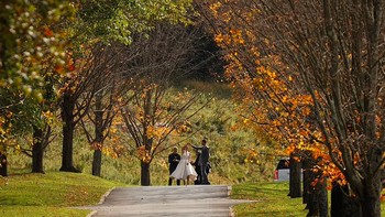 Jennifer mengenakan gaun pengantin putih yang elegan sementara pengantin pria mengenakan setelan abu-abu untuk foto pre-wedding. Foto: Daily Mail