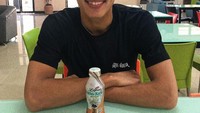 Lewat Instagramnya @jonatanchristieofficial ia banyak membagikan momen kuliner. Salah satunya ketika menikmati sebotol kopi susu. Minuman ini dinikmati sambil santai usai latihan bulutangkis. Foto: Instagram @jonatanchristieofficial