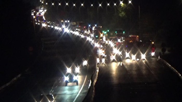 Kecelakaan truk timpa minibus di Tol Cipularang
