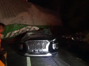 Kecelakaan Truk Timpa Minibus di Tol Cipularang, 1 Tewas dan 7 Terluka