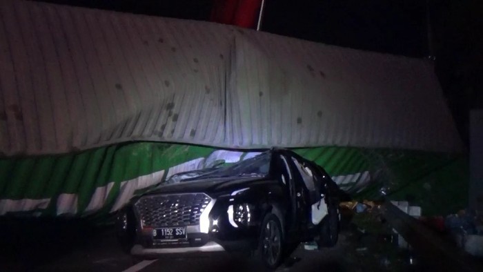 Kecelakaan truk timpa minibus di Tol Cipularang