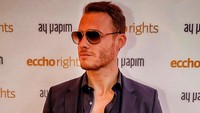 Ini potret Kerem Bursin yang dalam bio Instagram merupakan seorang aktor.  Foto: Kerem Bursin/ Instagram