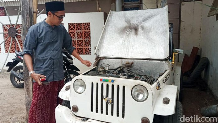 Keren! Jip Mini Ini Buatan Santri Asal Jember Berbekal niat untuk mengembangkan potensi diri, para santri di Jember berhasil merakit kendaraan bermotor roda empat dalam bentuk Jip Mini. Perbandingan ukuran kendaraan jip mini dengan aslinya adalah 1:50.