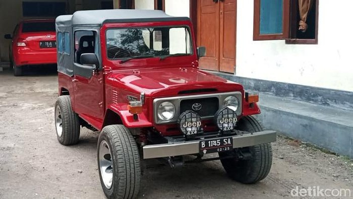 Keren! Jip Mini Ini Buatan Santri Asal Jember Berbekal niat untuk mengembangkan potensi diri, para santri di Jember berhasil merakit kendaraan bermotor roda empat dalam bentuk Jip Mini. Perbandingan ukuran kendaraan jip mini dengan aslinya adalah 1:50.
