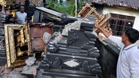Gempa yang terjadi pada Sabtu (16/10) pukul 04.10 WITa dengan pusat gempa di darat. Gempa itu disebut jenis gempa dangkal aktifitas sesar aktif di wilayah Rendang Karangasem.