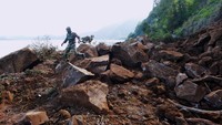 Gempa menyebabkan terjadinya longsor di kawasan pegunungan di Kintamani, Bangli, Bali. Menurut data Badan Meteorologi Klimatologi dan Geofisika (BMKG), lokasi gempa terjadi pada Sabtu (16/10/2021), pukul 03.18 WIB. Titik lokasnya yaitu 8,32 lintang selatan, 1115,45 bujur timur.