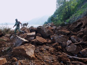 Sempat Tertimbun Reruntuhan, 2 Korban Gempa M 4,8 Bali Selamat