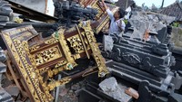 Tempat ibadah di kawasan Besakih, Karangasem, Bali, rusak akibat gempa tersebut.