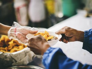 Begini Keutamaan Mentraktir Makan Orang Lain dalam Islam