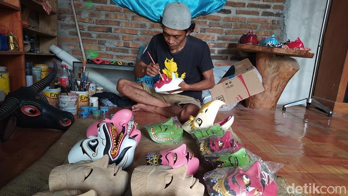 Khoirul Mutaqin (33) di Magelang membuat topeng secara autodidak hingga akhirnya menjadi pekerjaannya, Sabtu (16/10/2021).