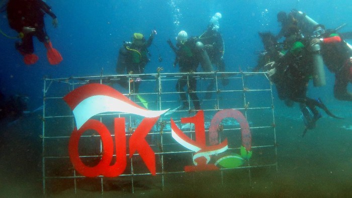 Anggota komunitas penyelam Otoritas Jasa Keuangan (OJK) dan komunitas penyelam Industri Jasa Keuangan (IJK) melaksanakan penanaman bibit terumbu karang di Pantai Malalayang, Manado Sulawesi Utara, Sabtu (16/10/2021). Kegiatan konservasi terumbu karang dengan menanam sebanyak 50 rak dengan total 1000 anakan karang di area seluas 150 meter persegi dilaksanakan sebagai bentuk komitmen OJK untuk mendukung penerapan ekonomi hijau, serta pengembangan destinasi wisata bahari Sulut yang sejalan dengan isu perubahan iklim global dalam rangka menyambut peringatan satu dasawarsa OJK. ANTARA FOTO/HO-OJK/adw/hp.