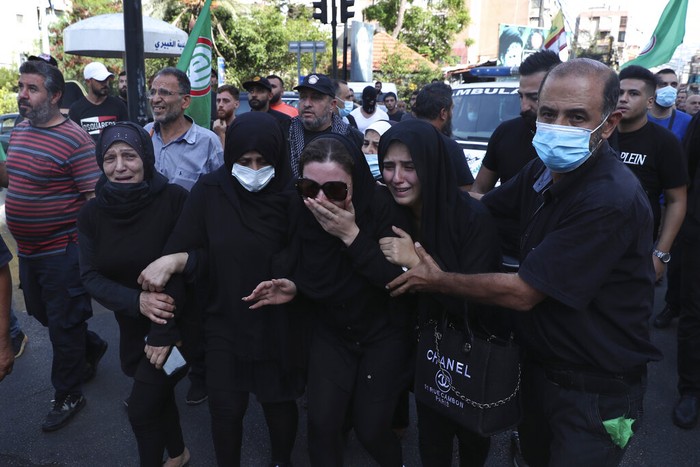 Para pendukung Hizbullah mengantarkan korban bentrok bersenjata di Beirut, Lebanon, Jumat (15/10). Pemerintah menyerukan hari berkabung  atas peristiwa itu.