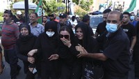Keluarga korban tewas, Jamil Nehmeh menangis saat prosesi pemakaman di Beirut (15/10). Bentrok bersenjata pada Kamis (14/10) mengingatkan luka lama warga Lebanon atas perang saudara 1975-1990.