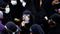 Seorang pelayat membawa foto pemimpin Hizbullah, Sayyed Hassan Nasrallah saat prosesi pemakaman pendukung Hizbullah di Beirut (15/10).