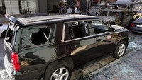 Jejak bentrokan bersenjata masih terlihat. Kaca mobil pecah diterjang peluru. Dinding bangunan berlobang.