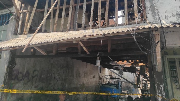 Kebakaran terjadi di kawasan Pademangan, Jakarta Utara, yang menyebabkan salah satu warga meninggal dunia. Sejumlah saksi menyebut korban kebakaran itu sempat ingin mengambil dompet dan kado untuk anak.
