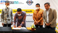 Wakil Direktur Utama Bank BTN Nixon LP Napitupulu (kanan)  didampingi Direktur Finance, Planning, and Treasury Bank BTN Nofry Rony Poetra (kedua kanan) menyaksikan penandatanganan perjanjian kerjasama fasilitas kredit modal kerja senilai USD18 juta atau Rp261 miliar antara Direktur PT Sukronitex Muhammad Jamil dan Kepala Divisi Corporate Syndication and Transaction Banking (CSTD) Bank BTN Ricky Pattingi (kiri), di Surabaya, Jawa Timur.