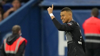 Foto: Momen Buka Puasa Mbappe, Akhirnya Cetak Gol Lagi buat PSG
