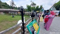 Di dalam area objek wisata, pengunjung tak cuma menikmati suasana di restoran namun juga berkeliling ke sejumlah kandang satwa. Bahkan wisatawan anak-anak nampak riang tatkala bisa naik kuda berkeliling objek wisata.