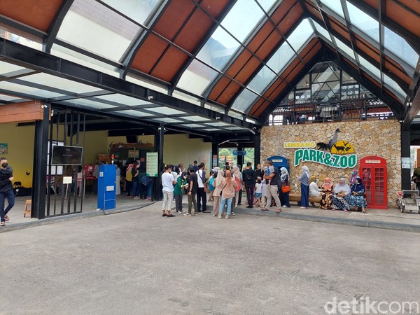 Berdasarkan pantauan detikTravel, Sabtu (16/10/2021), antrean panjang telah terlihat di pintu masuk. Belum lagi area parkir yang disesaki kendaraan roda empat, roda dua, bahkan bus yang mengangkut rombongan wisatawan.
