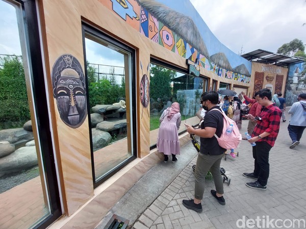 Wisatawan dewasa dan anak-anak tumplek blek di objek wisata Lembang Park and Zoo, Kabupaten Bandung Barat (KBB) pada libur akhir pekan. Padahal objek wisata tersebut belum masuk kategori uji coba pembukaan wisata.
