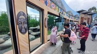 Wisatawan dewasa dan anak-anak tumplek blek di objek wisata Lembang Park and Zoo, Kabupaten Bandung Barat (KBB) pada libur akhir pekan. Padahal objek wisata tersebut belum masuk kategori uji coba pembukaan wisata.