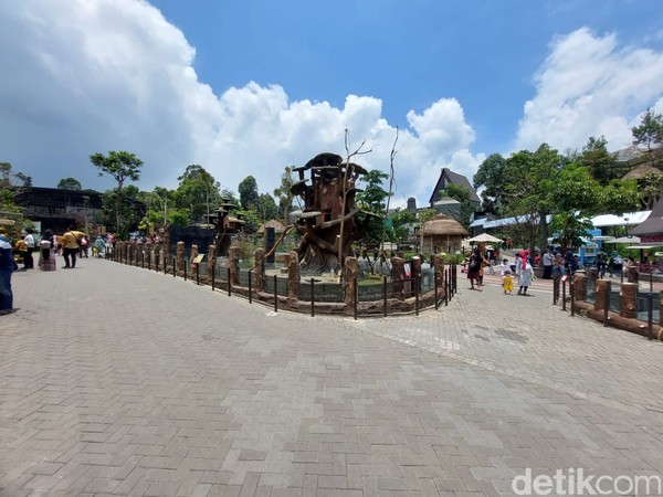 Manager Operasional Lembang Park and Zoo, Iwan Susanto, mengatakan kunjungan wisatawan sudah ramai. Namun pihaknya masih belum membuka wahana bermain dan indoor di dalam area wisata.